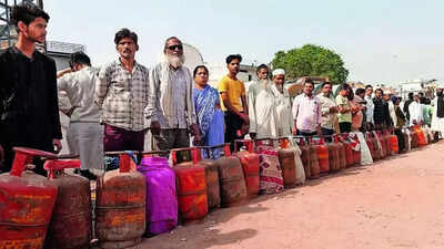 Online LPG booking still down, people continue to queue up at gas agencies in Lucknow