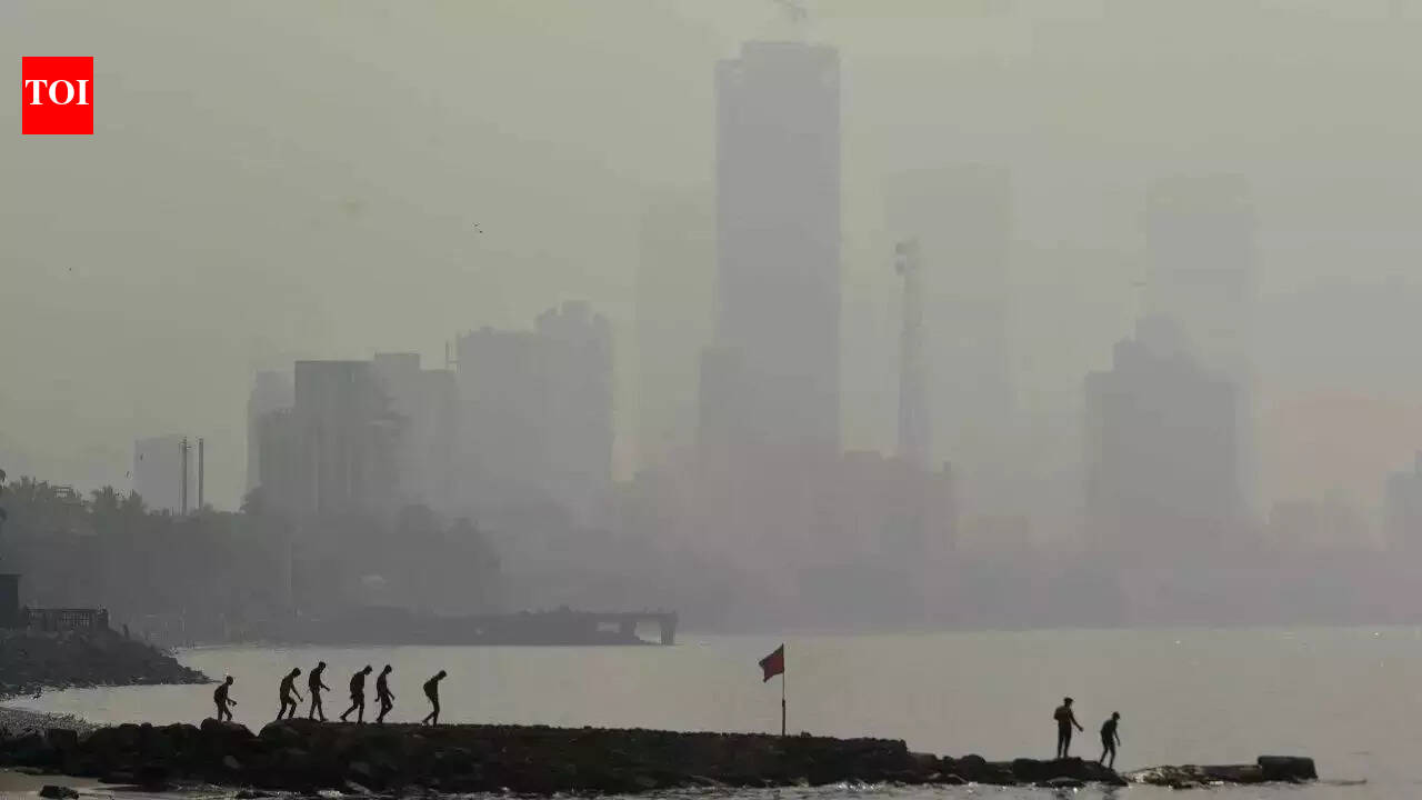 Mumbai residents discuss pollution at bldg sites with mayor