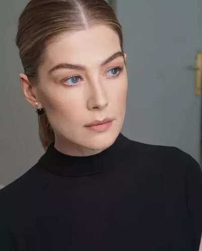  Rosamund Pike reflects on starring in a mega flop