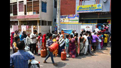 Panic grips Vijayawada residents as LPG gas shortage fears trigger long queues