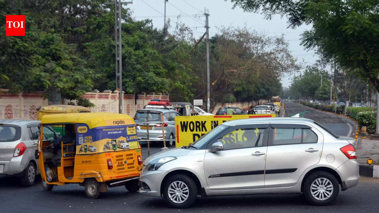 Traffic nightmare on Sachivalaya Marg due to slow-paced road repair