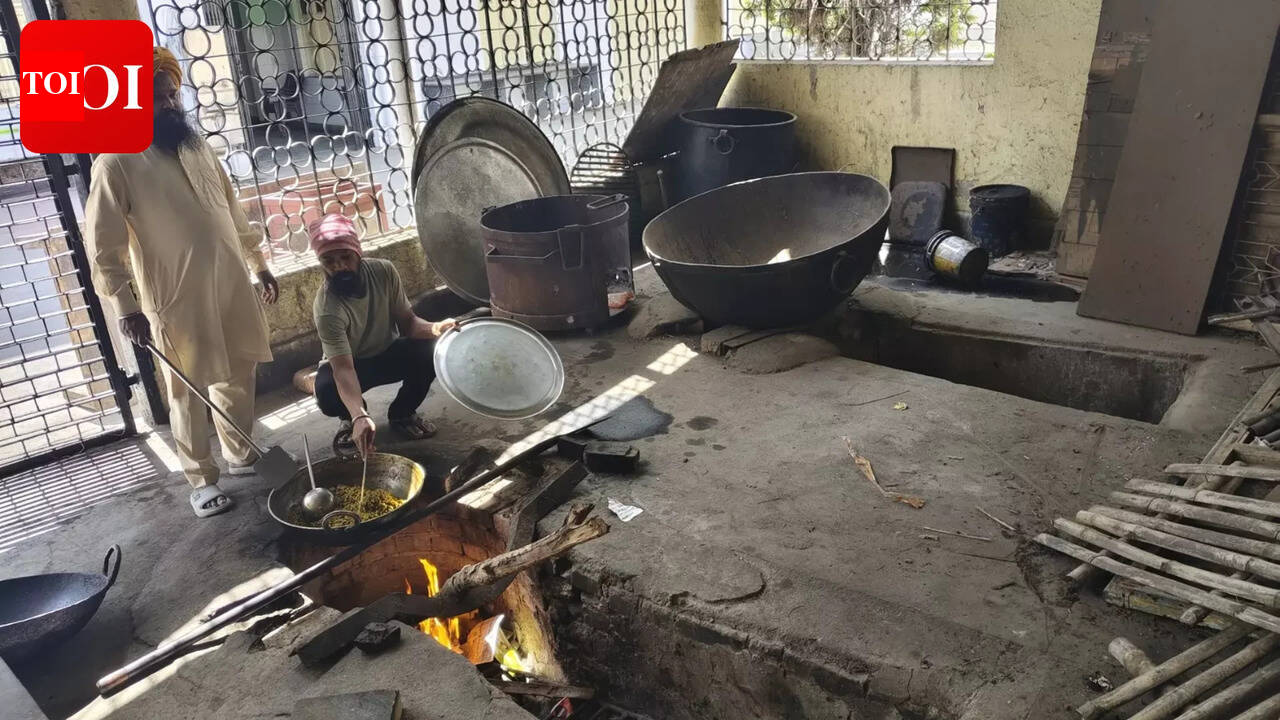 Temples and gurdwaras face LPG cylinder shortage; Community kitchens may scale back services during upcoming festivals