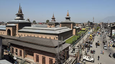 Srinagar’s Jamia Mosque closed on last Friday of Ramzan, Mirwaiz placed under home detention