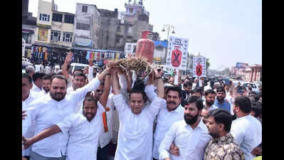 Cong protests LPG shortage with cylinder ‘funeral’ in city