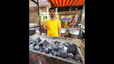 Traditional cooking keeps Ramzan food stalls running in Pune despite LPG shortage