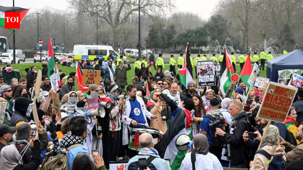 London Police use River Thames to separate pro-Iranian protesters from opponents amid Middle East tensions