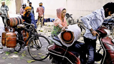 In Old Delhi, anxiety rising as LPG cylinder queues grow, cops out at gas agencies