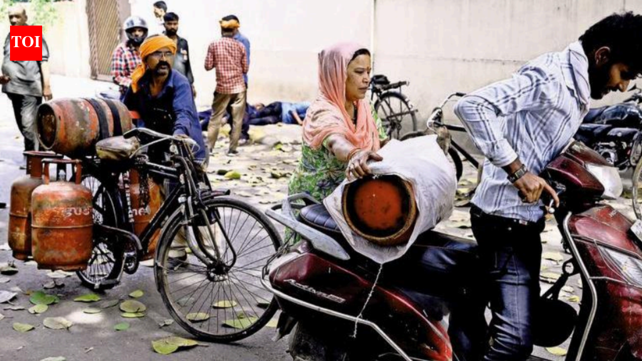 In Old Delhi, anxiety rising as LPG cylinder queues grow, cops out at gas agencies