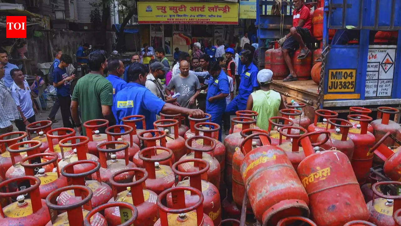 India LPG Gas Cylinder Shortage News Live Updates: 100 LPG cylinders seized from black market sellers in south Mumbai; LPG crunch cripples Bengaluru, Delhi-NCR, Kolkata, Ahmedabad