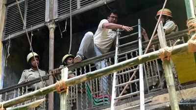 Women, kids among 40 trapped inside dilapidated building as new owner razes stairs in Kolkata