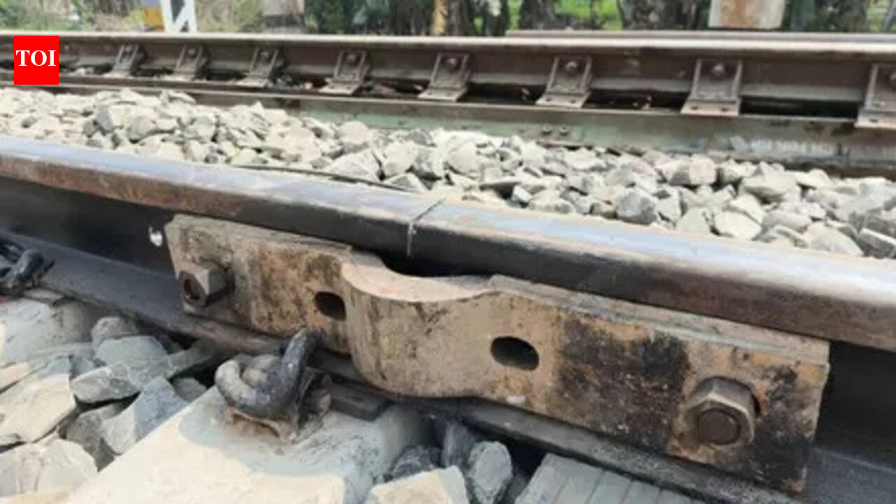 Bodies found on rly tracks in Dumka