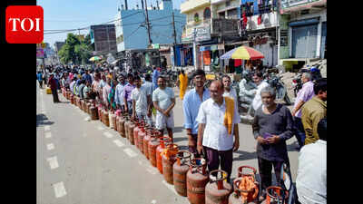 LPG shortage hits students in Patna; many skip meals or rely on packaged food