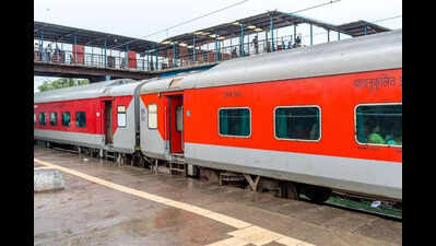 Train passengers carry home-cooked meal amid fear of catering suspension
