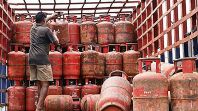 As LPG Shortage Panic Spreads, Centre Urges Citizens Not To Hoard Cylinders And Opt For PNG