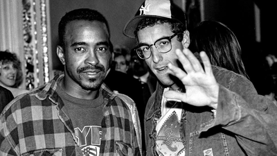 టిమ్ మెడోస్ ఆడమ్ సాండ్లర్‌ను తనకు తెలిసిన 'హాస్యాస్పదమైన' వ్యక్తి అని పిలుస్తాడు; వారికి 'నిజంగా మంచి స్నేహం ఉంది' అని జతచేస్తుంది