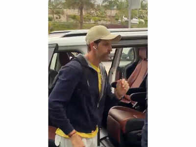  Actor poses for selfies in stylish travel look