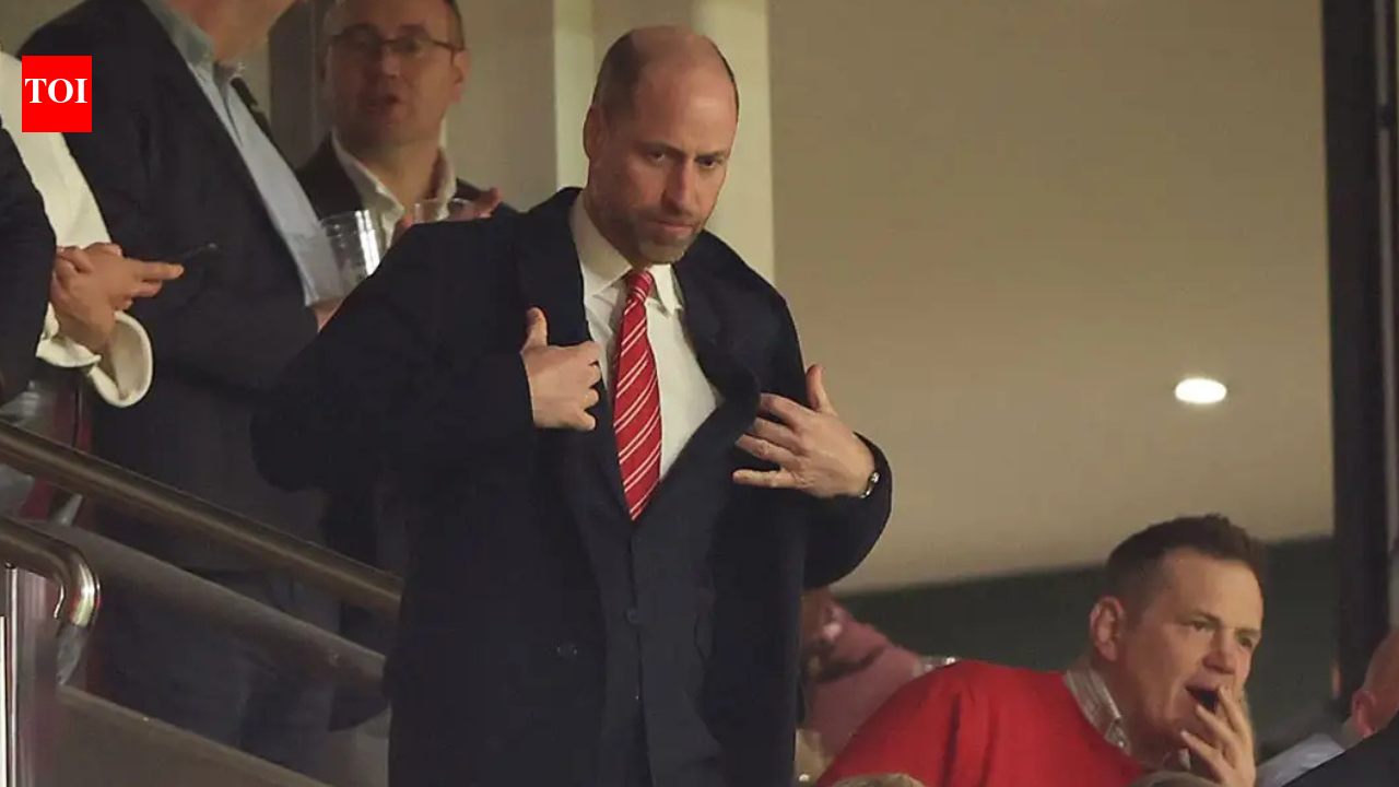 Prince William sings Welsh anthem while cheering Wales against Italy in Six Nations rugby match as Prince Andrew scandal troubles royal family