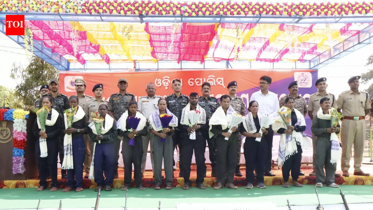 11 Maoists, carrying collective bounty of 63 lakh, surrender in Kalahandi