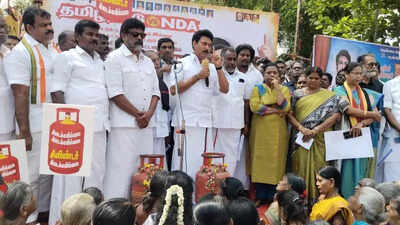 DMK, allies hold protests over LPG shortage