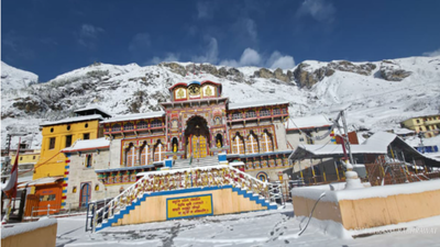 Uttarakhand: Heavy snowfall blankets Badrinath Dham and surrounding peaks in Chamoli; see stunning visuals