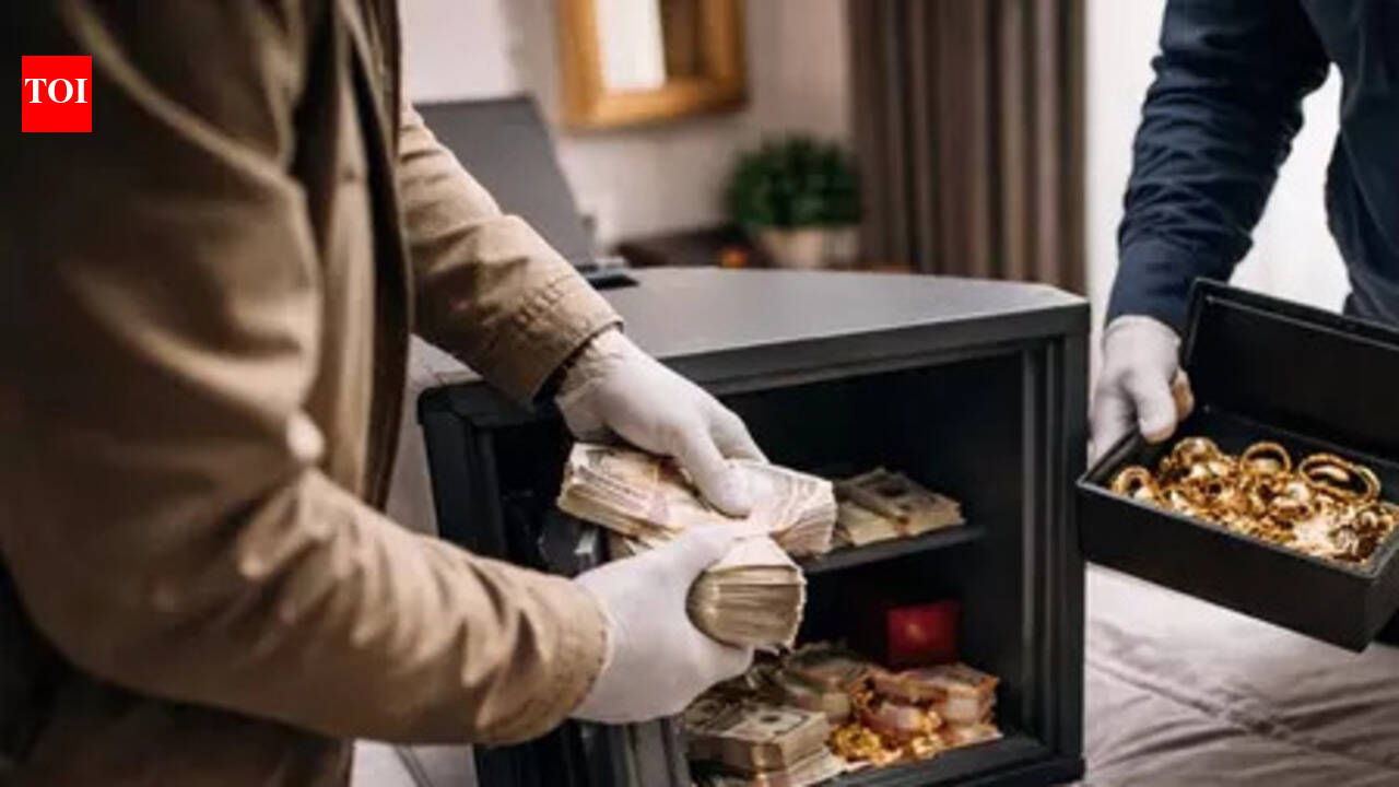 Robbers loot jewellery, cash after taking family hostage in city