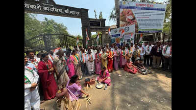 Cong workers prepare food on chulah in Kolhapur to protest against LPG shortage & price hike
