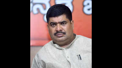 MLA criticises govt over traffic umbrellas on footpaths