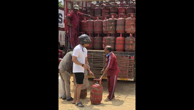 Just 1,000 LPG cylinders daily for over 1 lakh eateries of Karnataka
