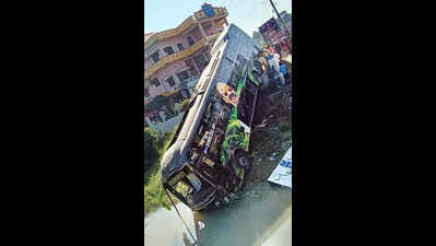 Two killed as bus bound for Kollam rams two-wheelers
