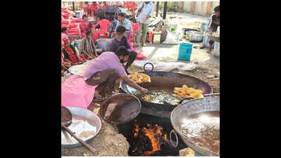 Wood-fired stoves fill LPG gap at CM event in Dungarpur