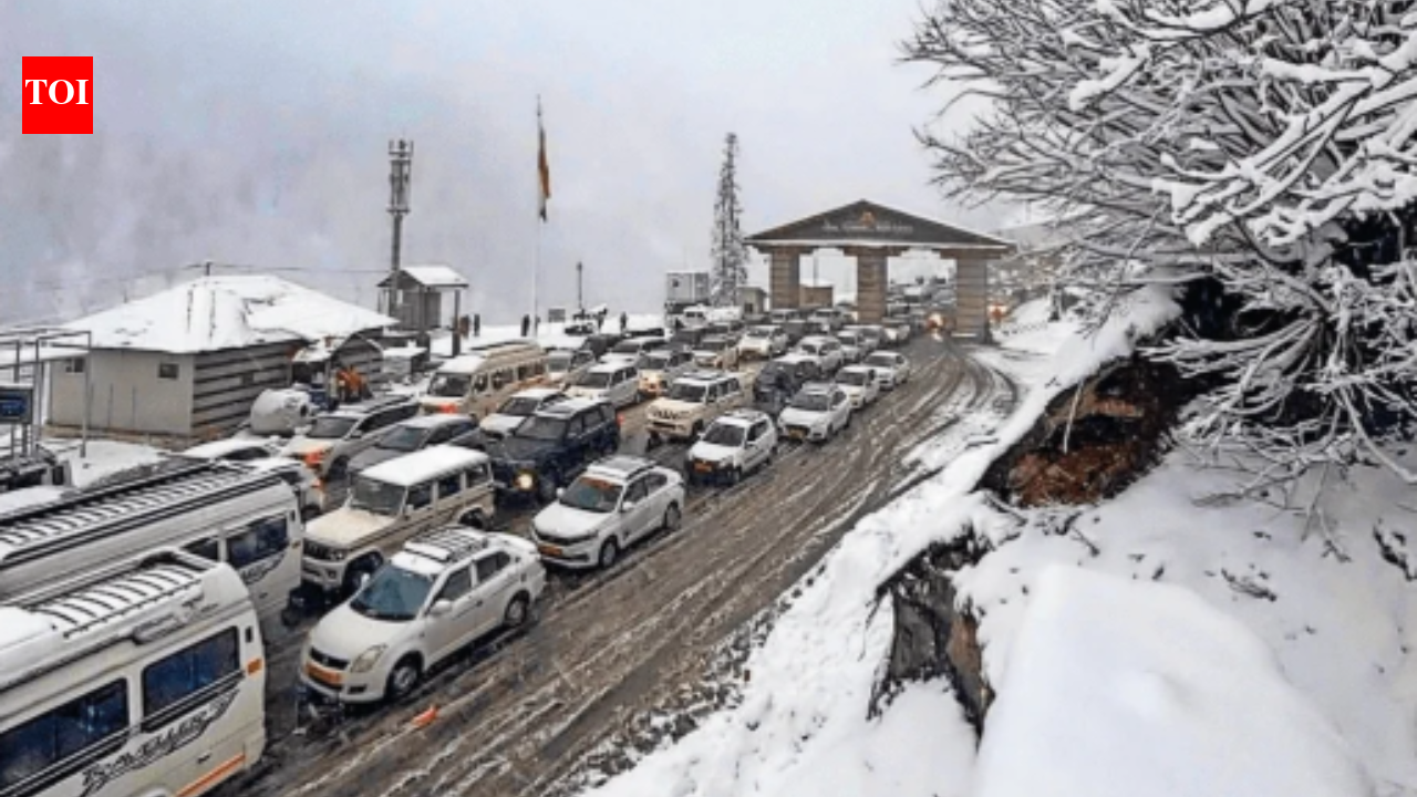 Thousands of tourists spend freezing night in Atal tunnel