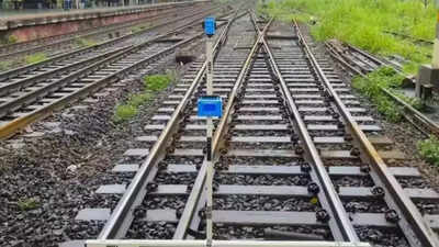  Man pushes wife before train at Mulund station in front of son; arrested from Surat