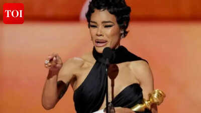 తాను ఇంట్లో 'మమ్మీ మోడ్'లో ఉన్నానని, మాతృత్వం తనకు 'హన్నా మోంటానా'లా అనిపిస్తుందని టీయానా టేలర్ చెప్పింది.