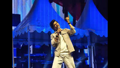 Shaan and Sunanda’s captivating performance at a fest in city university