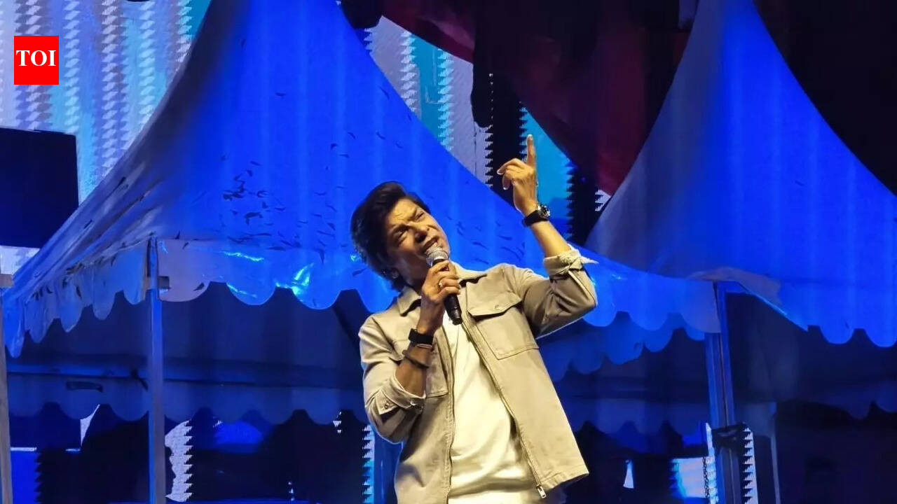 Shaan and Sunanda’s captivating performance at a fest in city university