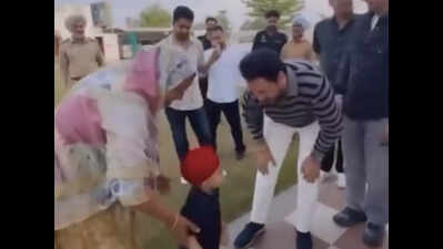 Moose Wala’s younger brother, Nikka Sidhu, turns 2, Gurdas Mann visits