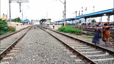 Ara MP flags lack of amenities at railway stations