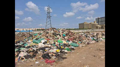 Trash heap turning into dumpyard near Sholinganallur govt hospital