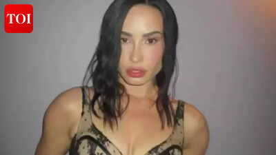  Paris Hilton DJs reception; John Rzeznik performs ‘Iris’ for first dance