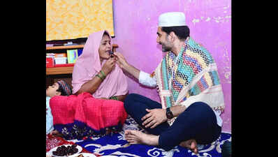 Lokesh joins poor Muslim family for Iftar, promises new house