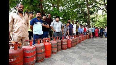 Thane district in Maharashtra conducts surprise inspections to curb LPG hoarding and misuse