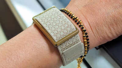  Works like a smart ring, feels like a smartwatch