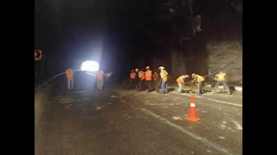 Chunks fall off eway’s tunnel on vehicles, no one injured