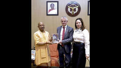 Canadian envoy, CMexplore biz, tech ties