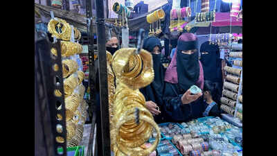 Last-minute shoppers throng stores for their Eid look, queue up at iftar stalls