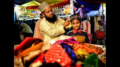 Last-minute shoppers throng stores for their Eid look, queue up at iftar stalls