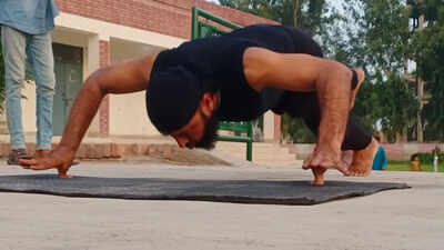  Pakistani athlete breaks own thumb push‑ups record with 66 in one minute
