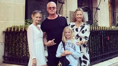 'ది డ్రామా' ప్రీమియర్‌లో ఎరిక్ డేన్ మరణించిన తర్వాత రెబెక్కా గేహార్ట్ తన కుమార్తెలతో మొదటిసారి బహిరంగంగా కనిపించింది