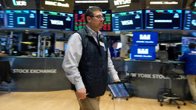  Wall Street falls as oil spikes, Fed rate hold and war jitters hit sentiment