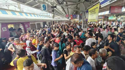 Rly min: Centre gives 3k cr/yr subsidy for Mumbai local trains